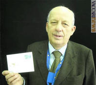 Il presidente del comitato organizzatore di “Milanexpo”, ma anche dell'Associazione italiana di storia postale, con la “sua” cartolina uscita oggi