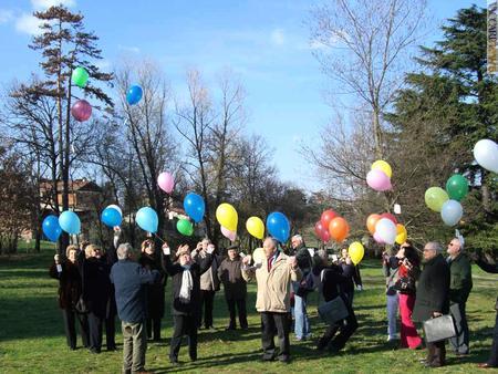 I simbolici palloncini lanciati dai soci Aicam due settimane fa