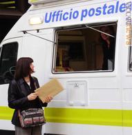 Uffici postali su ruote, come questo, hanno raggiunto alcune delle zone disastrate