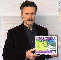Il designer Vito Noto con l'ingrandimento del francobollo per la via Francigena