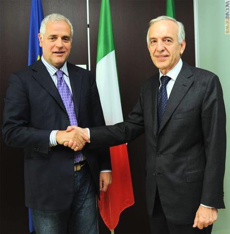 Il presidente della Regione Lombardia, Roberto Formigoni, e l’amministratore delegato di Poste italiane, Massimo Sarmi