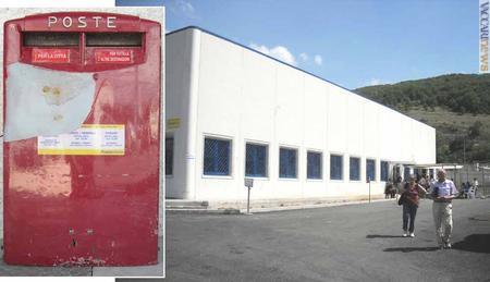 Il contenitore, oggi conservato al centro postale provvisorio dell'Aquila di via Saragat 7 (sullo sfondo)