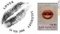 Le due immagini (l’annullo britannico ed il francobollo sammarinese) a confronto