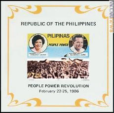 Il foglietto del 1986 per la vittoria della statista, qui ritratta con il suo vicepresidente Salvador Laurel. È presente lo slogan “People power