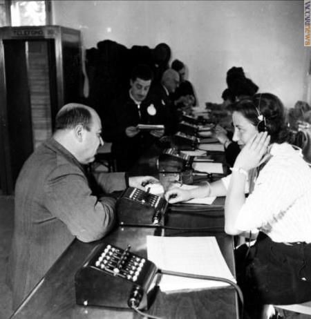 Gli interni dell'ufficio postale di Cortina d'Ampezzo nel 1956