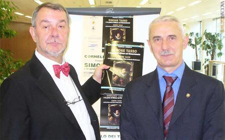 Giorgio Migliavacca e Tarcisio Bottani con il libro su Simone Tasso