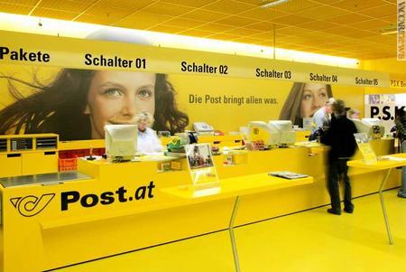 Anche gli uffici postali austriaci -qui una sede di Sankt Pölten- vendono meno francobolli rispetto al passato (foto: Christian Houdek per Österreichische post ag)