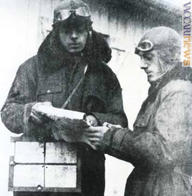 Antoine de Saint-Exupéry (a sinistra) mentre maneggia la posta. L’immagine è stata scattata ad Avord nel 1922