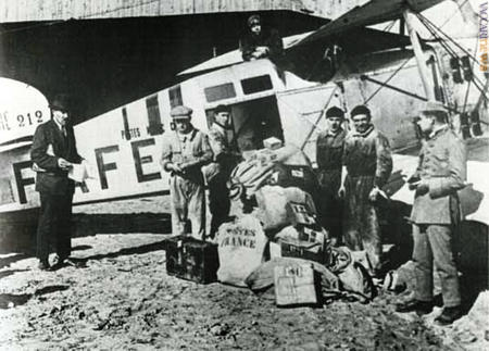 In posa, nel 1923 a Barcellona, davanti all’aereo. Il letterato si intravede che esce da un’apertura superiore del velivolo
