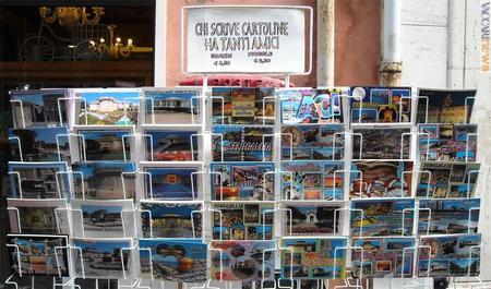 “Chi scrive cartoline ha tanti amici”: è il pensiero di un tabaccaio di Senigallia (Ancona)