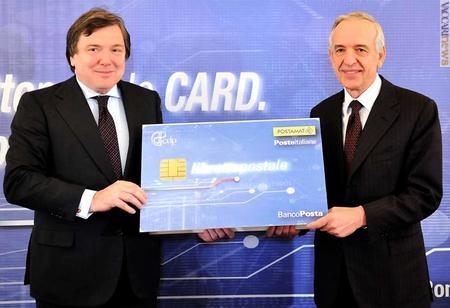 La “Librettopostale card” presentata oggi al… Massimo (a sinistra l'amministratore delegato della Cassa depositi e prestiti Varazzani, a destra quello di Poste italiane Sarmi)