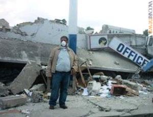 Il direttore generale della Posta dominicana, Modesto Guzman, a Port-au-Prince davanti a quel che resta di un ufficio postale crollato (foto: Upu)