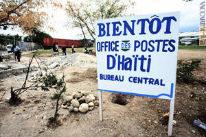 “Presto l’ufficio delle Poste di Haiti”, dice il cartello