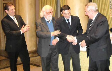 Uno dei momenti della cerimonia: Antonio Ferrario e Saverio Imperato a sinistra, Emanuele Gabbini a destra si complimentano con Massimo Manzoni (secondo da destra) per il gran premio sezione competizione