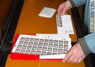 La preparazione delle buste con il nuovo francobollo