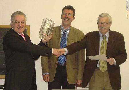 Da sinistra, il premiato Roberto Monticini, il vicepresidente Aspot Paolo Saletti ed il presidente Alessandro Papanti