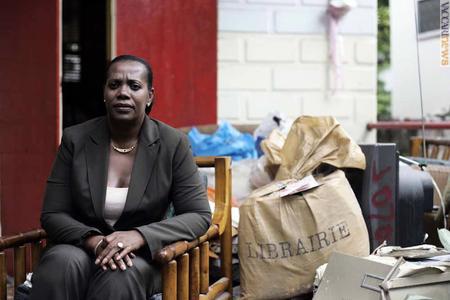 La direttrice generale dell’Office des postes, Margarette Emile, all’indomani delle scosse ha riorganizzato presso casa sua, nei sobborghi di Port-au-Prince, il servizio, recuperando il materiale trovato tra le macerie