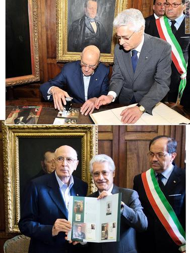 Il presidente della Repubblica, Giorgio Napolitano, oggi a Santena (Torino) mentre oblitera il francobollo per Cavour. In piedi, il presidente di Poste italiane, Giovanni Ialongo, e alle sue spalle il sindaco della località, Benedetto Nicotra. Nella seconda foto, la presentazione del folder