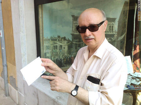 Il presidente dell'Ufi, Carlo Sopracordevole, davanti allo spazio filatelia di Venezia mostra l'intero per il “Premio Asiago d'arte filatelica”, uscito oggi. Anche in questo caso, la sequenza, che finisce con la cifra 1.341, è sul lato “B”
