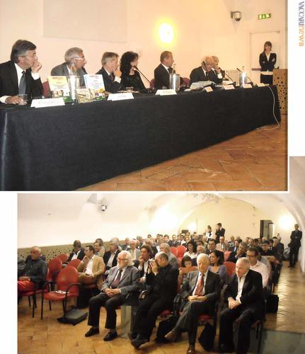 Il tavolo dei relatori (da sinistra: Paolo Deambrosi, Sebastiano Cilio, Danilo Bogoni, Maria Cristina Purm, Giacomo Avanzo, Alberto Bolaffi e Lorenzo Dellavalle). Sotto, uno scorcio sul pubblico