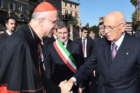 Il segretario di stato Tarcisio Bertone a porta Pia con il presidente della Repubblica Giorgio Napolitano; al centro, il sindaco di Roma Gianni Alemanno (foto: Quirinale)