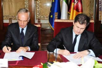 La firma del protocollo tra l’amministratore delegato di Poste italiane, Massimo Sarmi (a sinistra), e il sindaco di Roma Gianni Alemanno