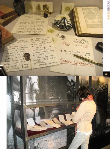 Un dettaglio con la lettera dal fiore essiccato della vetrina all'ingresso del percorso e quella interamente dedicata alle missive di Giuseppina Giorgi Mancini