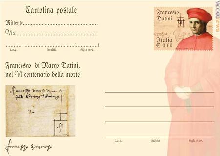 La cartolina, i cui testi richiamano l'antica scrittura dei Paesi germanici, rende omaggio al pratese Francesco di Marco Datini, scomparso il 16 agosto 1410
