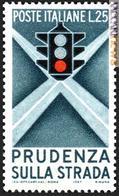 Tra gli “zombi”, il francobollo italiano del 1957 con il presunto errore nella disposizione dei colori del semaforo