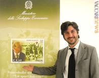 Il giornalista di filatelia Gian Piero Ventura Mazzuca, davanti alla riproduzione della carta valore dedicata al nonno 