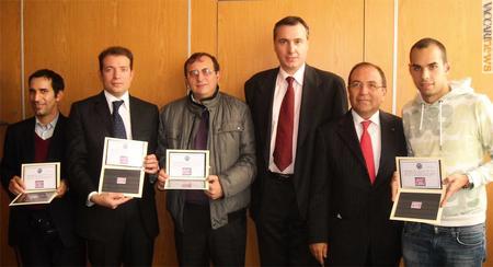 I vincitori con il presidente Afip Andrea Mulinacci (quarto da sinistra) e il direttore commerciale per la filatelia di Poste italiane Andrea Alfieri (quinto)