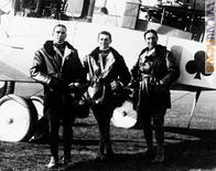 Una delle 175 foto del libro; da sinistra, la medaglia d'oro Gino Lisa, il mitragliere Alessandro Zamengo e il secondo pilota Mario Martini 
