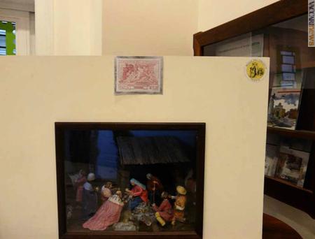 Il richiamo ai francobolli natalizi associato ai presepi: succede allo spazio filatelia di Trieste
