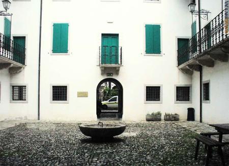 Anche nella zona di Udine (qui l'elegante cortile che ospita gli sportelli di Venzone) si registrano lamentele per i tagli