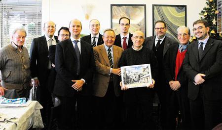 Foto di gruppo con la giuria, i principali organizzatori e i rappresentanti del Club filatelico numismatico savonese, circolo che ha conquistato il “Trofeo Liguria”