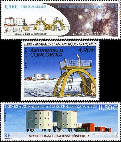 I tre francobolli dedicati alla base italo-francese: dall'alto in basso, quello di oggi ed i precedenti, disponibili dall'1 gennaio 2007 e dal 3 gennaio 2005