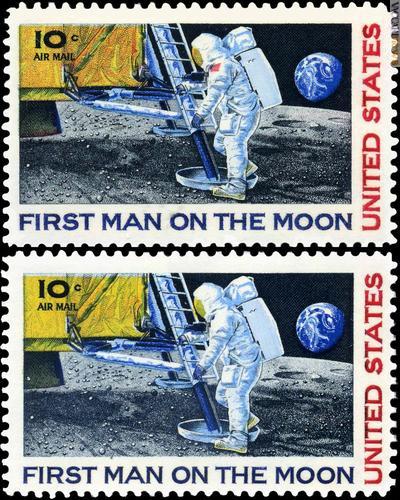 Il francobollo statunitense del 9 settembre 1969 nella versione normale e in quella chiamata “astronauta ignoto”: sul braccio non figura la bandiera