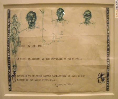 Tra gli oggetti esposti, questo telegramma. Inviato dal commerciante Pierre Matisse, l'artista lo impiegò per disegnare una donna in piedi e tre teste. Secondo gli esperti, li aggiunse tra il 1955 ed il 1960