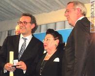 A sinistra uno dei premiati, Massimo Bottura, insieme ai presidenti provinciale e nazionale dell'Unicef, Adonella Ferraresi e Vincenzo Spadafora